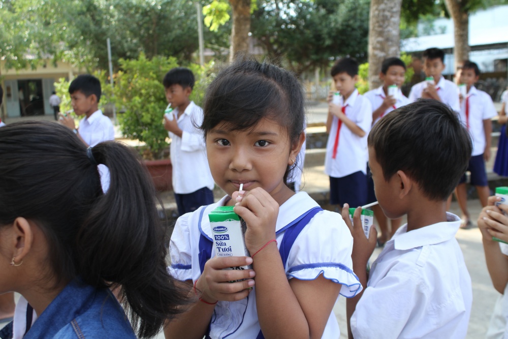 Trẻ em Trà Vinh đón niềm vui uống sữa học đường sau khi quay lại trường